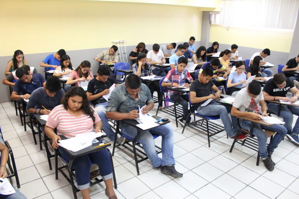 Aspirantes a ingresar a la FADU presentan examen CENEVAL