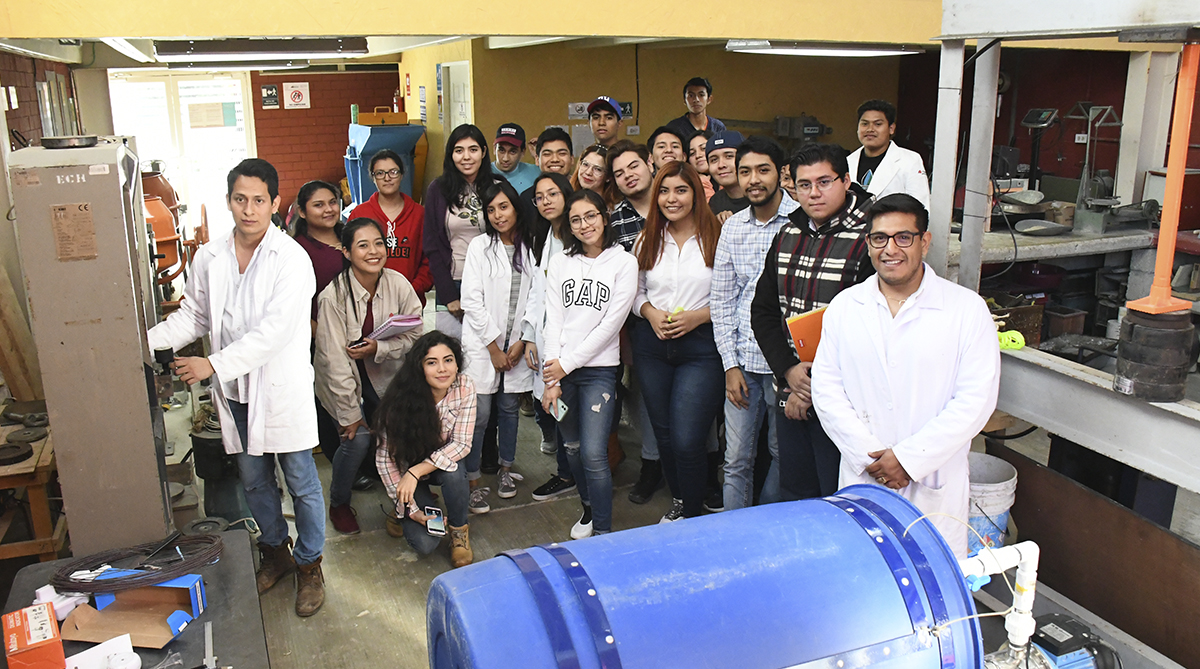 Alumnos de la carrera de Arquitectura de la FADU realizan práctica de resistencia de materiales