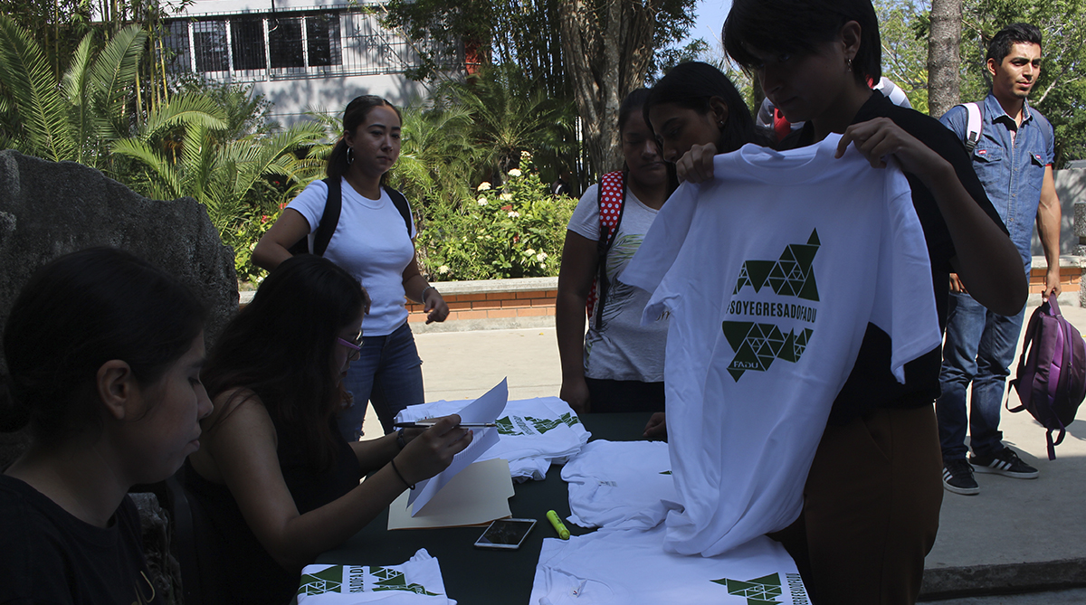 Alumnos de la FADU celebran la culminación de estudios profesionales