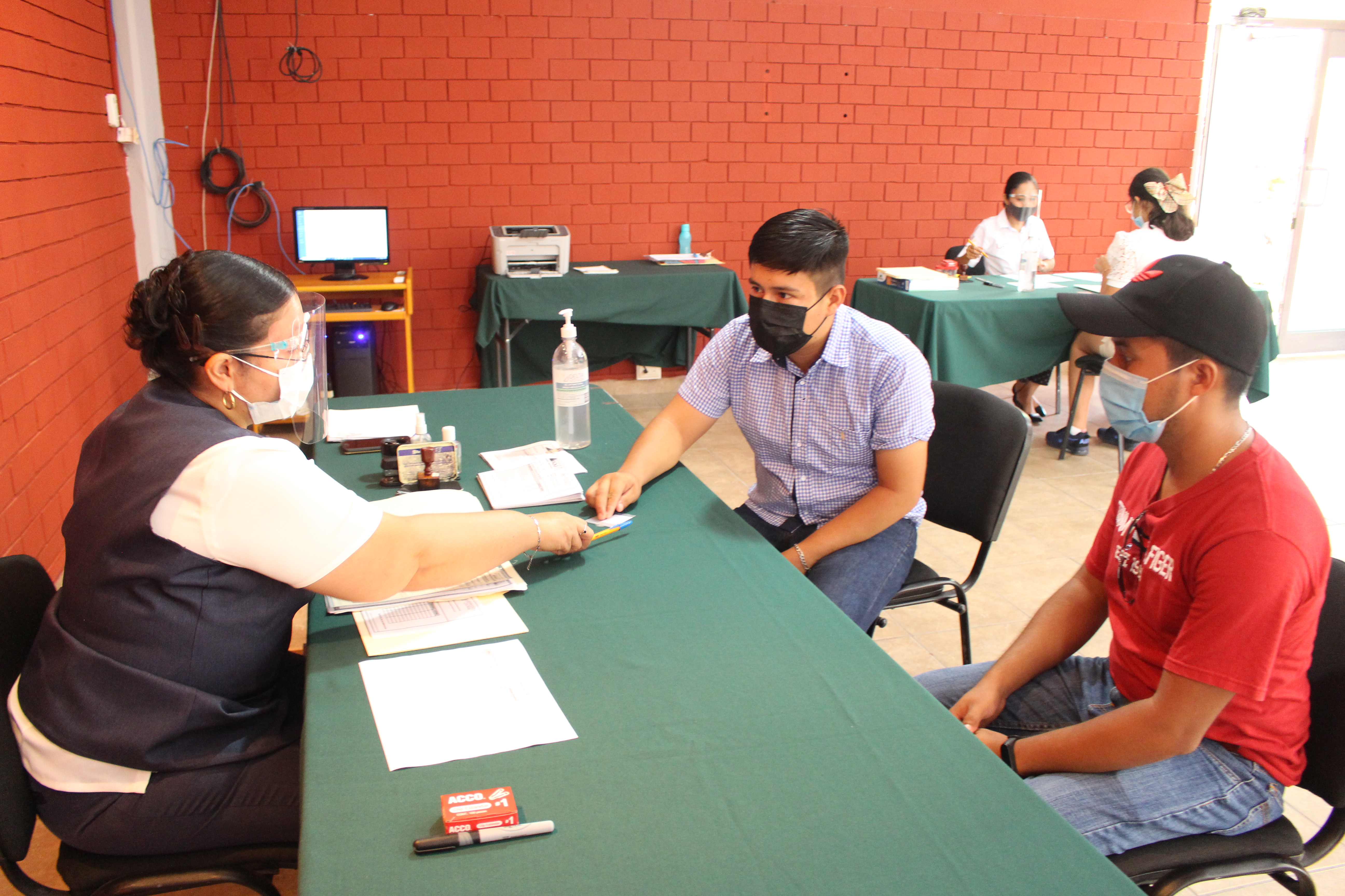 Entrega de documentos de aspirantes de nuevo ingreso en la FADU