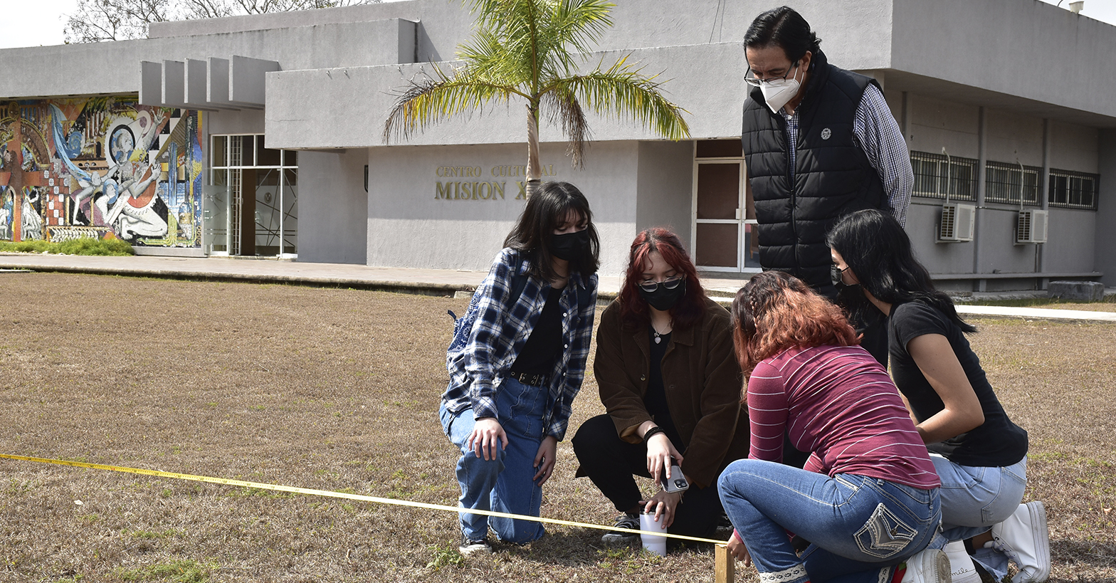 Alumnos de la carrera de Arquitectura de la FADU, realizan prácticas de topografía