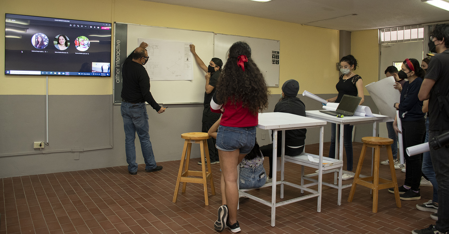 Primer clase híbrida en FADU
