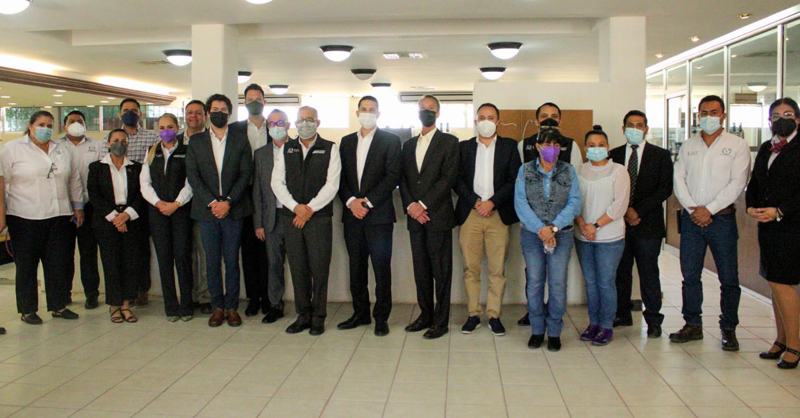 Directivos de la empresa BHP realizan visita a los laboratorios de la FADU para establecer convenios de colaboración
