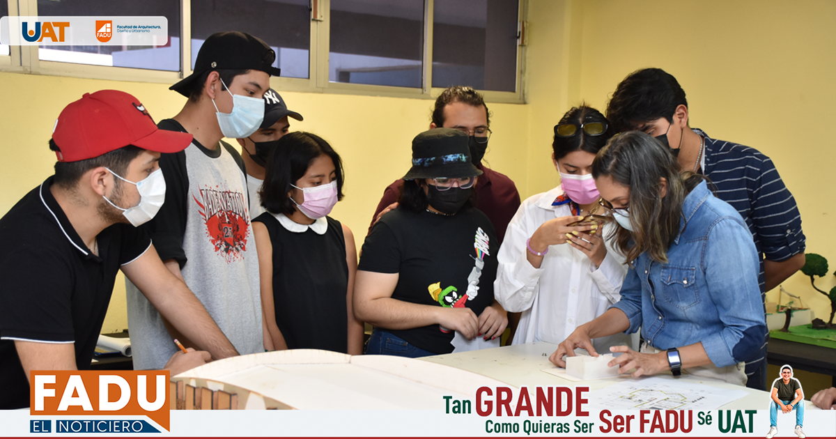 Alumnos reciben clase en la materia de Maquetación de Proyectos