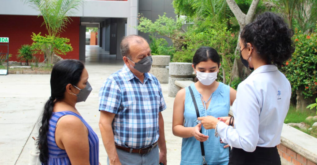 ASPIRANTES FADU VISITAN Y RECORREN SUS INSTALACIONES