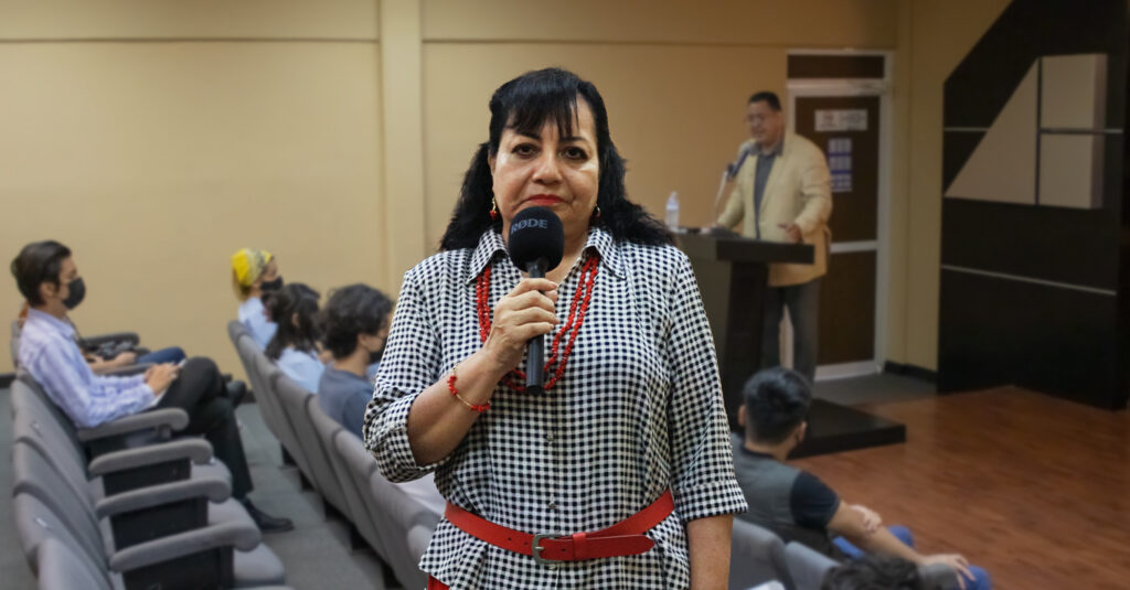 Historiador imparte cátedra en la FADU