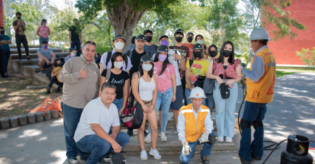 Empresa capacita a alumnos FADU para impermeabilizar losas de concreto