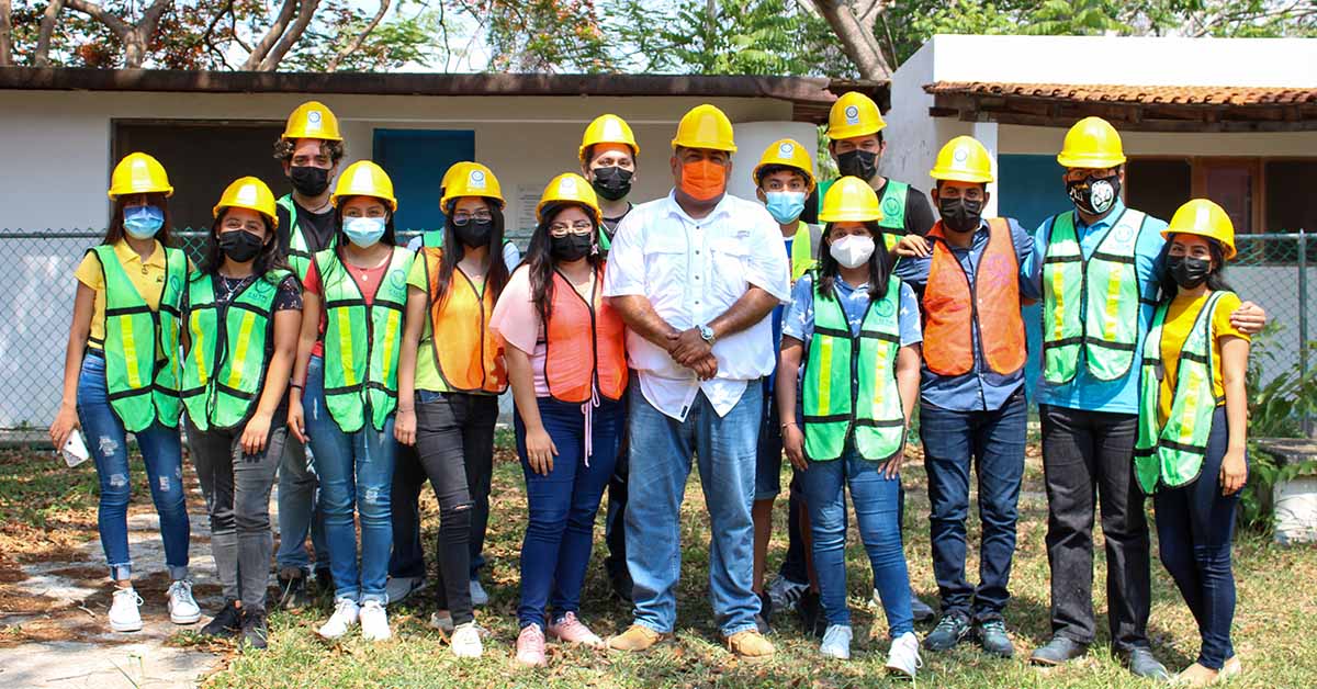 Alumnos de Arquitectura visitan obra de construcción