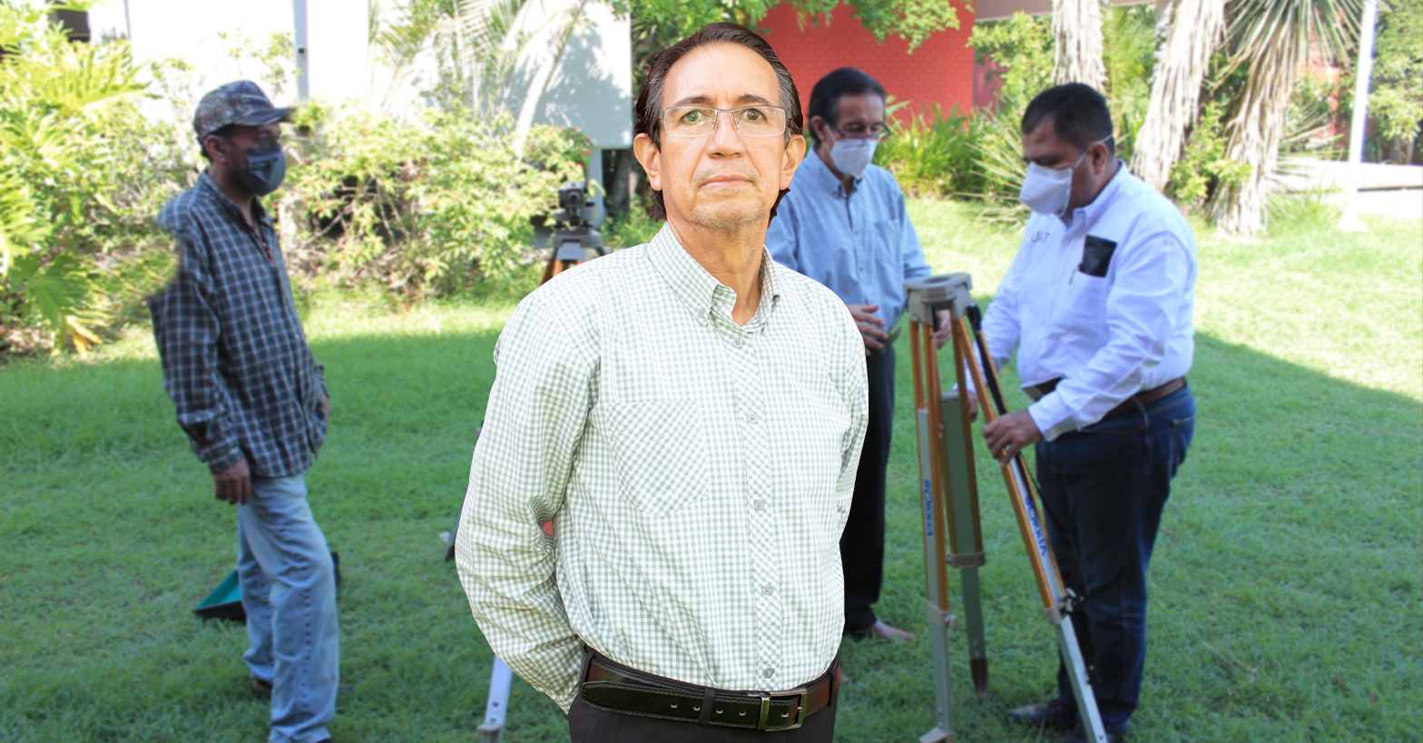 Docentes reciben curso práctico de equipo topográfico