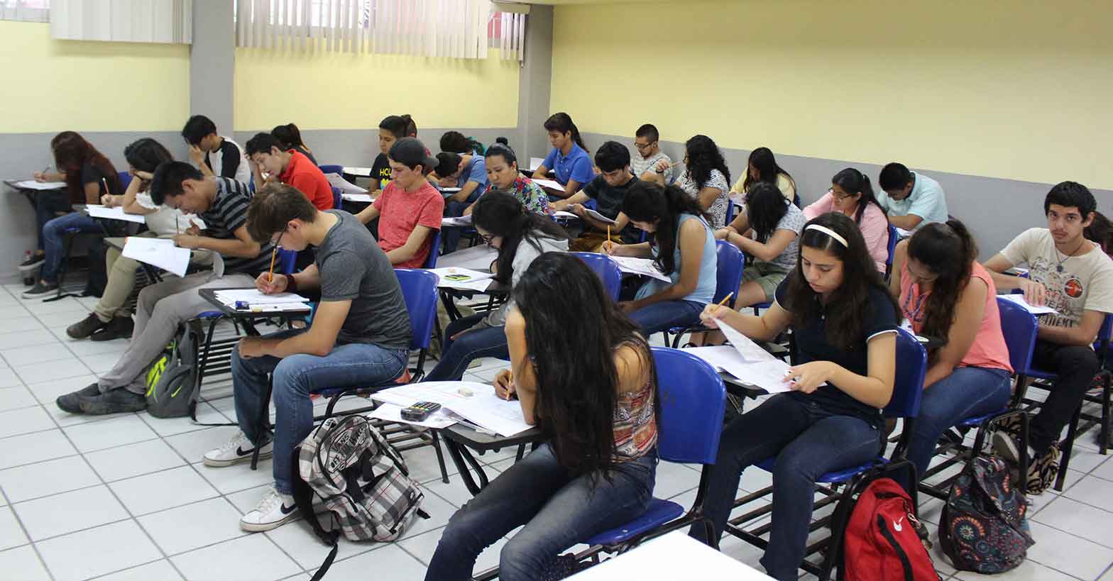 Aspirantes a ingresar a la FADU presentan examen CENEVAL