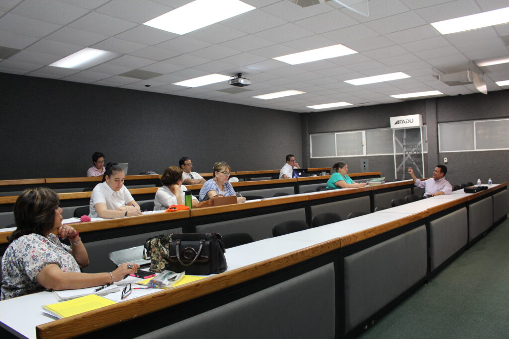 Profesores de la Facultad de Arquitectura, Diseño y Urbanismo (FADU) de la Universidad Autónoma de Tamaulipas (UAT) en colaboración con la Secretaria Técnica reciben en el curso titulado “Retroalimentación efectiva en el aula (SGC ISO 9001:2015)”, impartido por el Ing. René Tinoco Mendiola, Coordinador del Sistema de Gestión de Calidad de la Facultad de Ingeniería de la UAT, del  4 al 8 de junio.   Dicho curso tuvo como finalidad que los presentes puedan tomar conciencia sobre la importancia y las necesidades del servicio en el aula asi como identificar oportunidades de mejora del mismo y contar con una metodología para optimizar los procesos en las funciones docentes de manera consistente y estructurada, planeado nuevas respuestas a objeciones y quejas para mantener una alta y positiva relación con los usuarios.   Por su parte el Ing. René Tinoco Mendiola, profesor del curso, comentó que al término del taller de retroalimentación efectiva, el docente entenderá, analizará y evaluará los componentes que constituyen la calidad en su quehacer profesional, con el propósito de mejorar y ofrecer una mejor educación a los estudiantes.   De la misma manera comento que es muy importante destacar que los temas y contenidos del curso que se trataron durante el taller destacan el alcance del sistema de gestión de calidad (SGC), enfoque de procesos, política de calidad, objetivos de calidad, recursos de seguimiento y medición, trazabilidad de las mediciones, competencia, planificación y control operacional, asi como la planificación del diseño y desarrollo (d+d) tales como las actividades, las etapas, las evaluaciones, las responsabilidades, los recursos, las interacciones, las participaciones del cliente, los requisitos para la provisión, el nivel de control, lo que se documenta es que los requisitos anteriores se cumplan.   Para culminar, los maestros con una actitud participativa realizaron prácticas y actividades utilizando los métodos y técnicas aprendidas durante dicho curso.