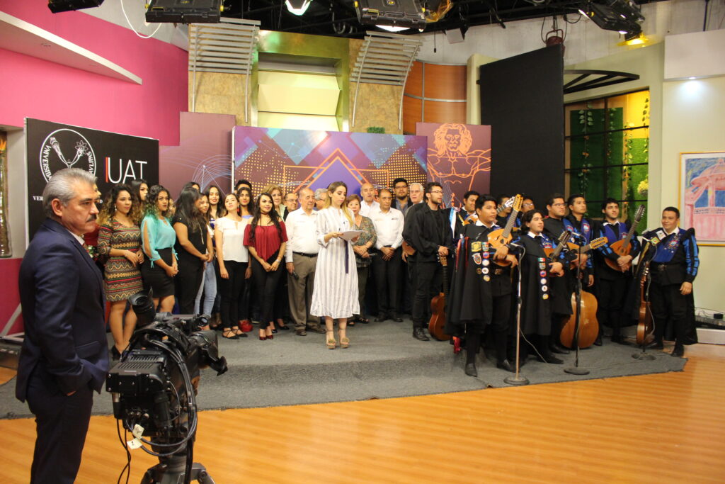 Diseñan alumnos de la FADU la nueva escenografía para el programa “Universidad...Es” de Televisa del Golfo