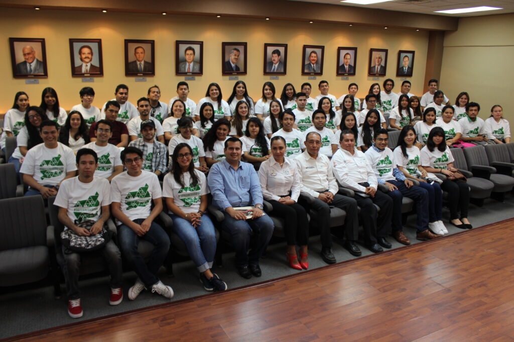 Alumnos de la FADU Celebran la culminación de estudios profesionales.