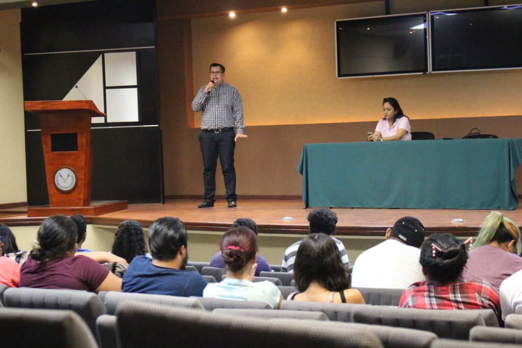 Alumnos de la FADU reciben curso de inducción al Servicio Social.