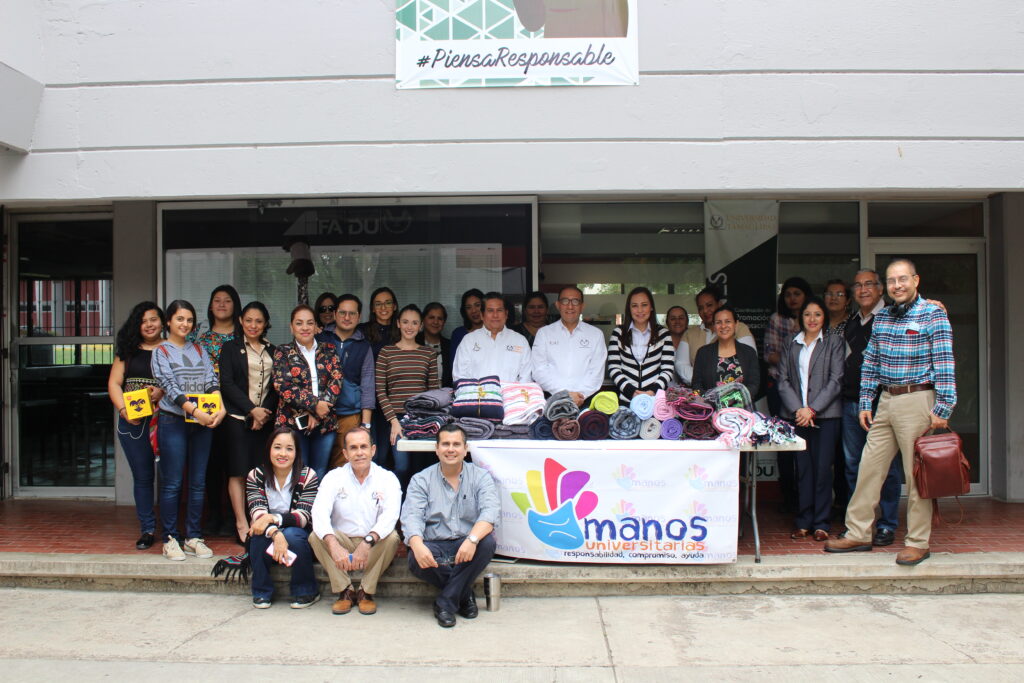 Entrega comunidad FADU colecta de cobijas del Programa” Manos Universitarias” de la UAT
