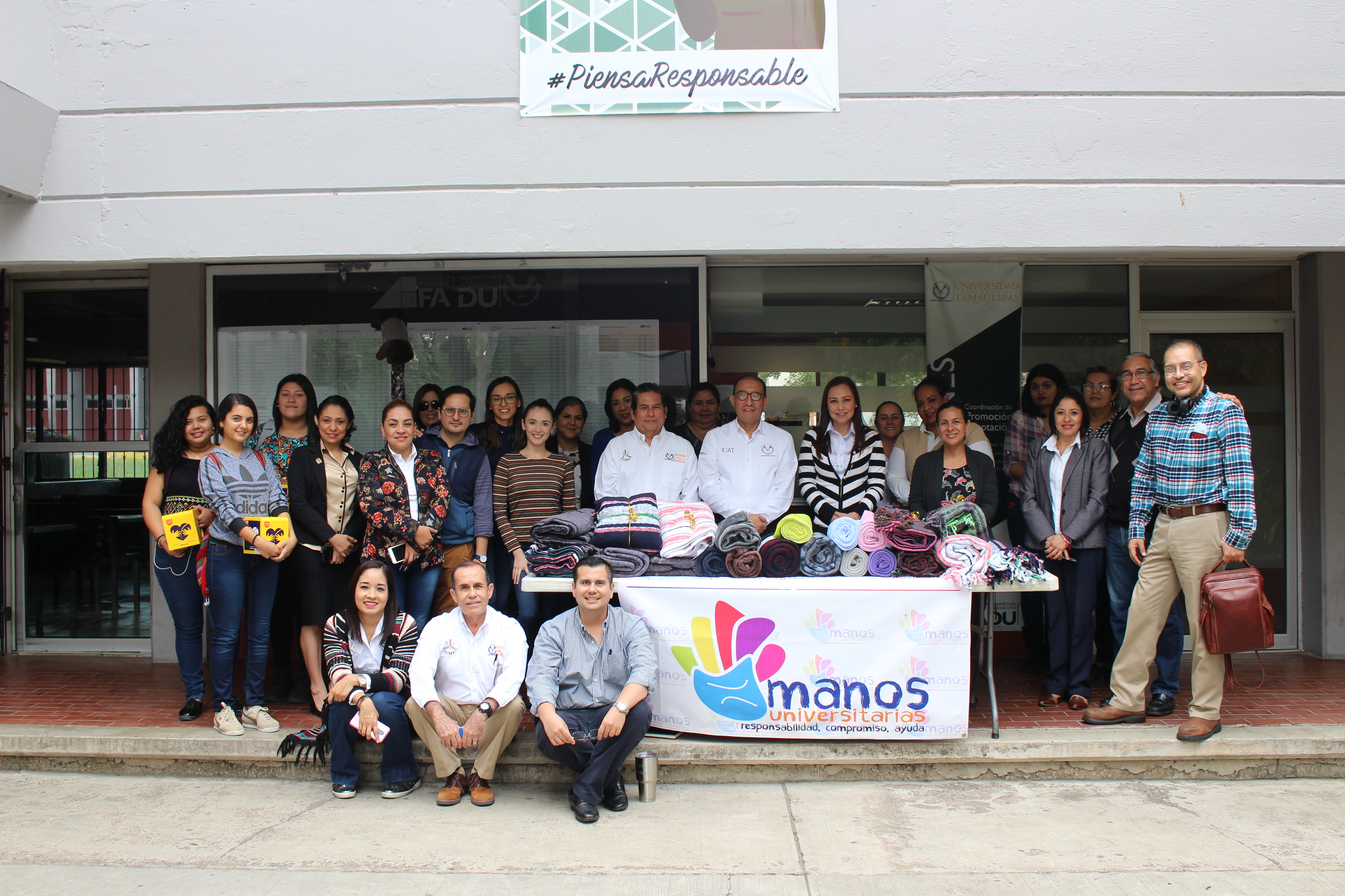 Entrega Comunidad FADU colecta de cobijas del programa "Manos Universitarias" de la UAT