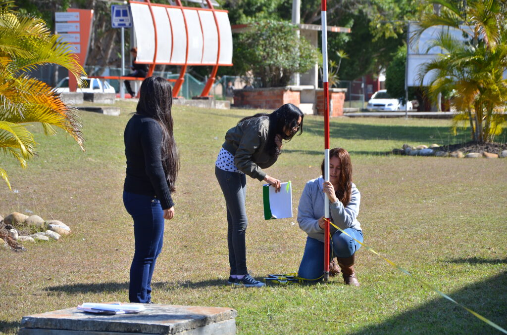 Alumnos de la Carrera de Arquitectura de la FADU realizan prácticas de Campo.