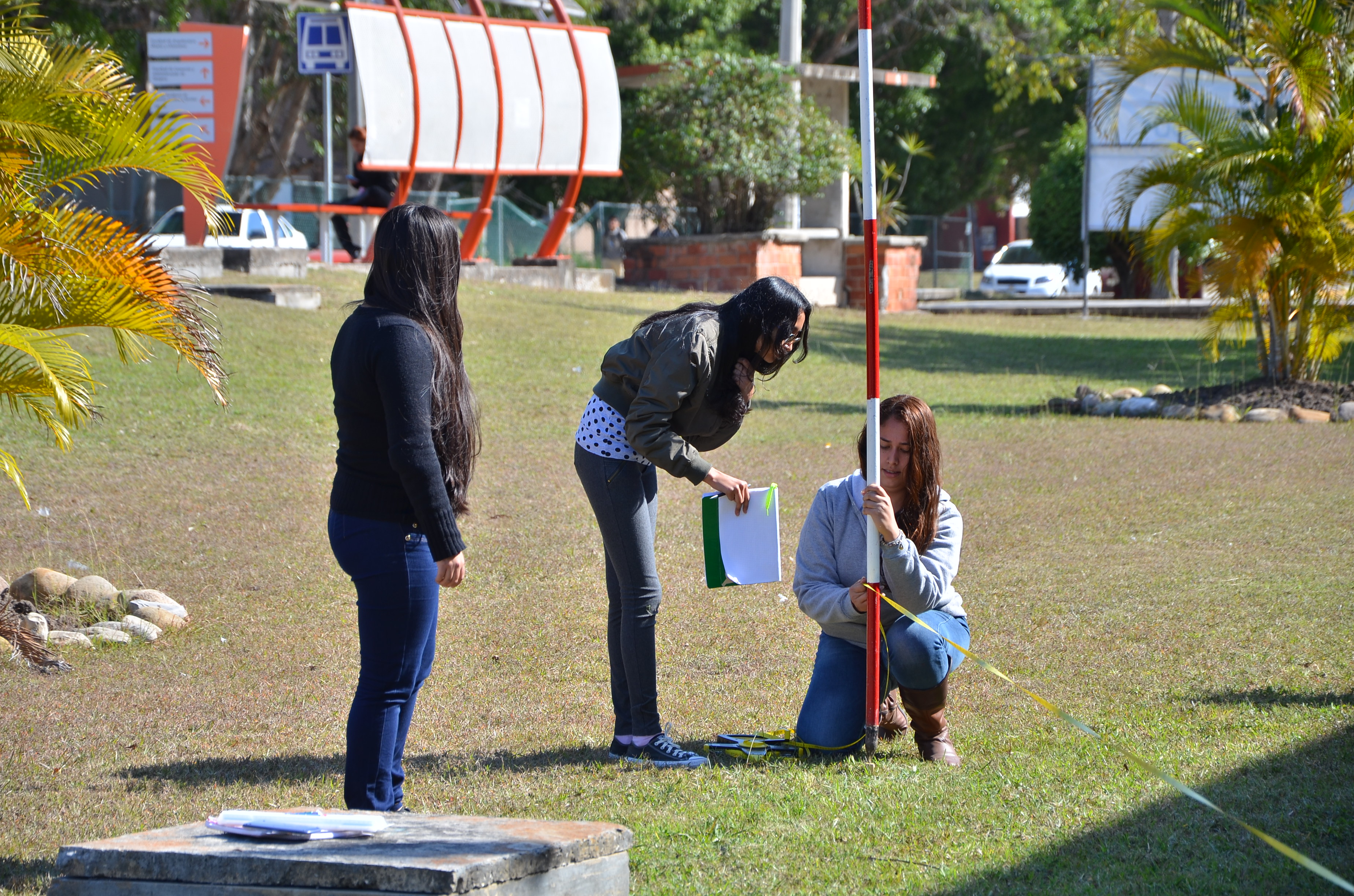 Alumnos de la carrera de Arquitectura en la FADU, realizan prácticas de campo