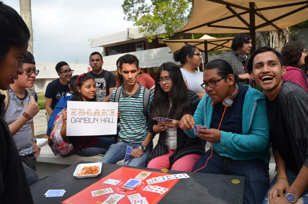 Alumnos de las carreras de Diseño Gráfico y Arquitectura desarrollan proyecto de Escaparate en la FADU.