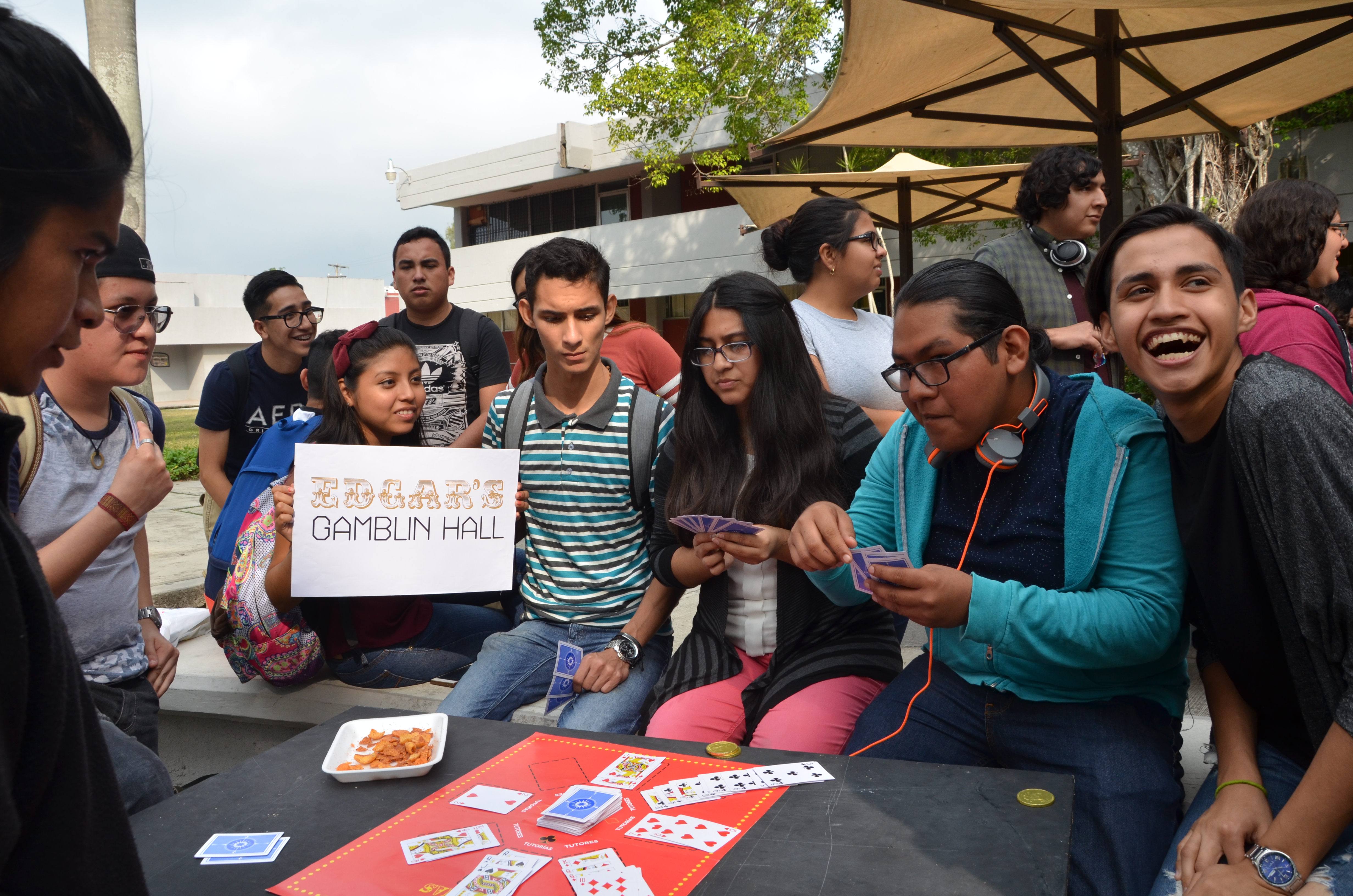 Alumnos de la carrera de Diseño Gráfico y Arquitectura, desarrollan Proyecto de Escaparate en la FADU