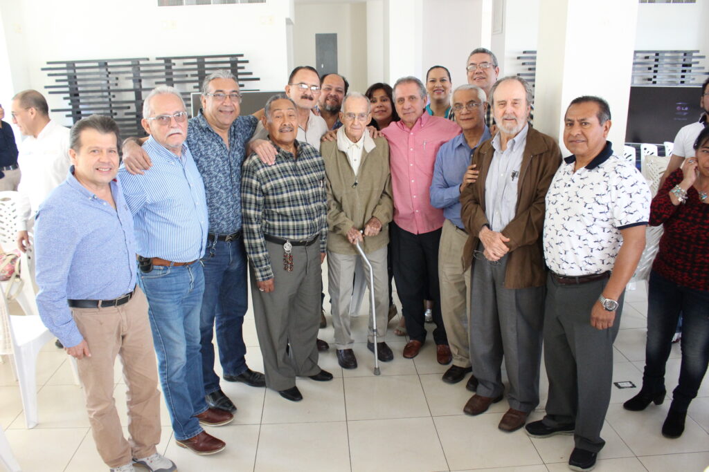 Directivos y Docentes de la FADU entregan merecido Reconocimiento a precursor e impulsor de la FADU