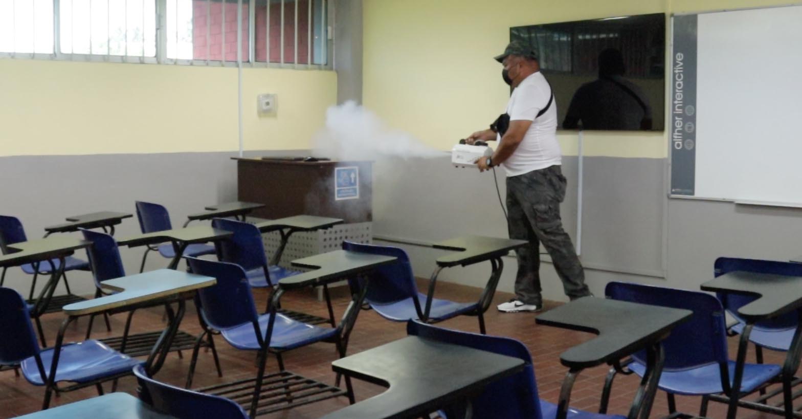 Sanitización constante de las áreas en la FADU