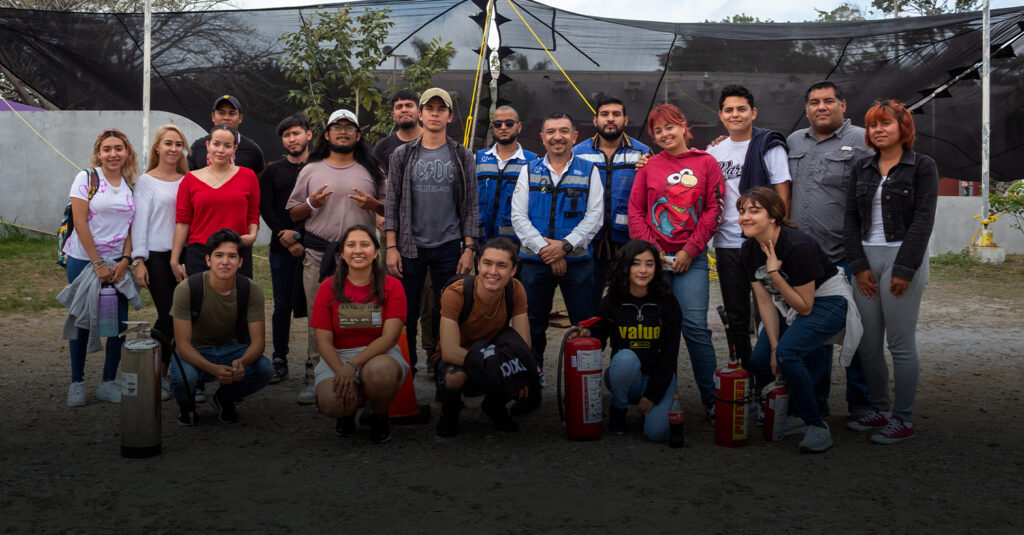 Alumnos realizan curso de uso de extintores