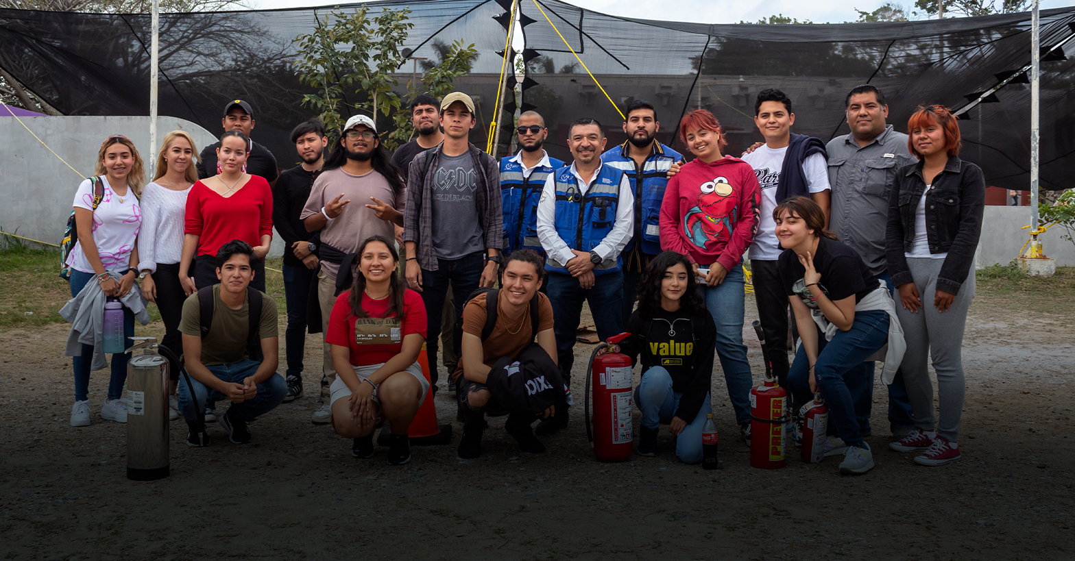 Alumnos realizan curso de uso de extintores