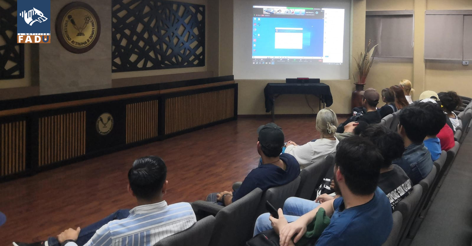 Alumnos de Arquitectura presentes en un Interesante Conversatorio