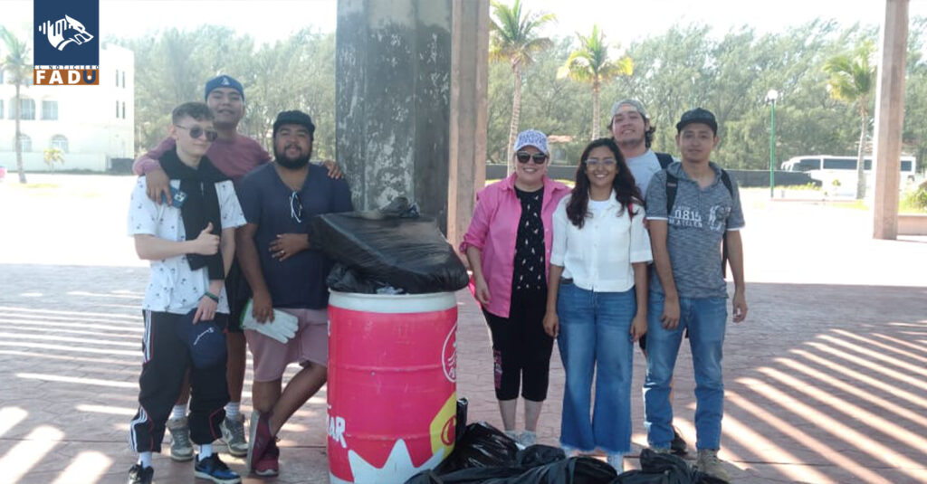 Colecta de basura en la playa por alumnos FADU